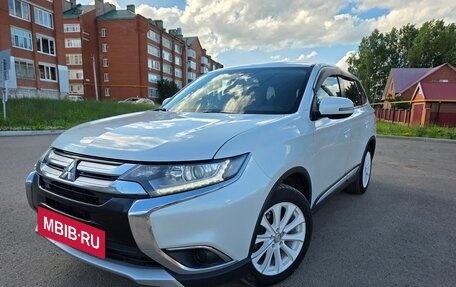 Mitsubishi Outlander III рестайлинг 3, 2015 год, 1 499 000 рублей, 6 фотография