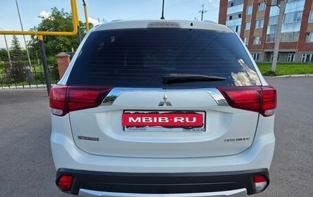 Mitsubishi Outlander III рестайлинг 3, 2015 год, 1 499 000 рублей, 10 фотография