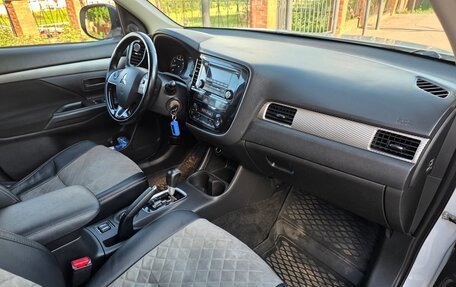 Mitsubishi Outlander III рестайлинг 3, 2015 год, 1 499 000 рублей, 16 фотография