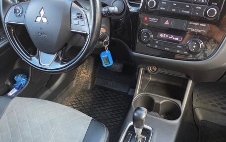 Mitsubishi Outlander III рестайлинг 3, 2015 год, 1 499 000 рублей, 17 фотография