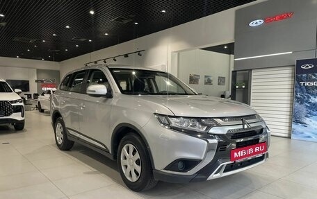 Mitsubishi Outlander III рестайлинг 3, 2019 год, 2 000 000 рублей, 3 фотография