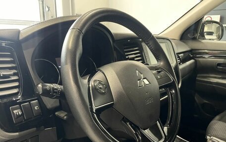 Mitsubishi Outlander III рестайлинг 3, 2019 год, 2 000 000 рублей, 13 фотография