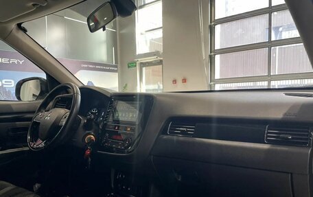Mitsubishi Outlander III рестайлинг 3, 2019 год, 2 000 000 рублей, 10 фотография