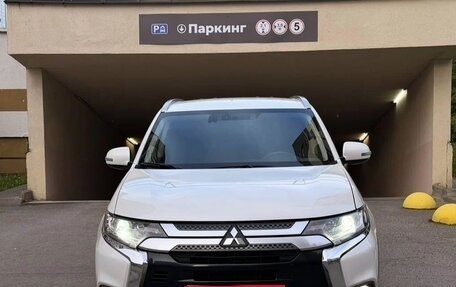 Mitsubishi Outlander III рестайлинг 3, 2019 год, 1 670 000 рублей, 1 фотография