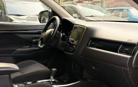 Mitsubishi Outlander III рестайлинг 3, 2019 год, 1 670 000 рублей, 9 фотография