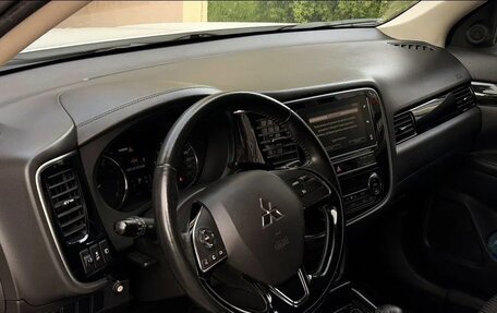 Mitsubishi Outlander III рестайлинг 3, 2019 год, 1 670 000 рублей, 8 фотография