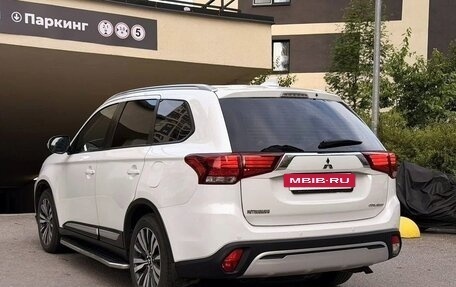 Mitsubishi Outlander III рестайлинг 3, 2019 год, 1 670 000 рублей, 3 фотография