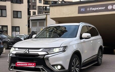 Mitsubishi Outlander III рестайлинг 3, 2019 год, 1 670 000 рублей, 2 фотография
