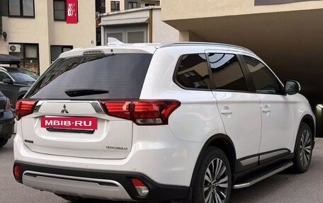 Mitsubishi Outlander III рестайлинг 3, 2019 год, 1 670 000 рублей, 4 фотография