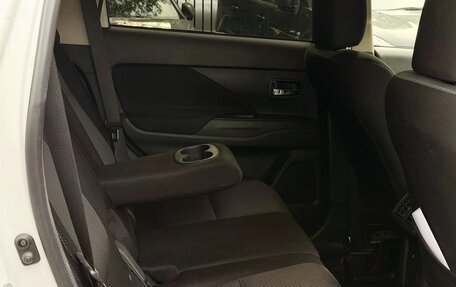 Mitsubishi Outlander III рестайлинг 3, 2019 год, 1 670 000 рублей, 13 фотография