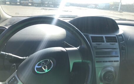 Toyota Yaris III рестайлинг, 2009 год, 670 000 рублей, 9 фотография