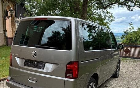 Volkswagen Multivan T6 рестайлинг, 2023 год, 4 950 000 рублей, 2 фотография