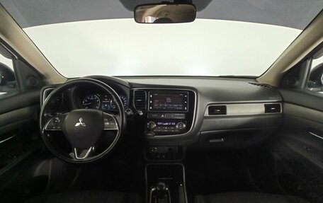 Mitsubishi Outlander III рестайлинг 3, 2018 год, 1 790 000 рублей, 11 фотография