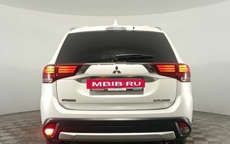 Mitsubishi Outlander III рестайлинг 3, 2018 год, 1 790 000 рублей, 6 фотография