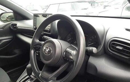 Toyota Yaris, 2022 год, 895 010 рублей, 10 фотография
