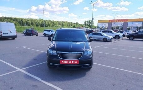 Chrysler Town & Country V рестайлинг, 2011 год, 1 500 000 рублей, 2 фотография