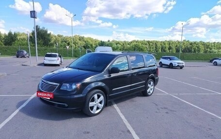Chrysler Town & Country V рестайлинг, 2011 год, 1 500 000 рублей, 3 фотография