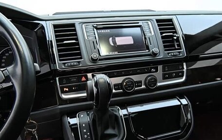Volkswagen Multivan T6 рестайлинг, 2019 год, 6 905 000 рублей, 10 фотография