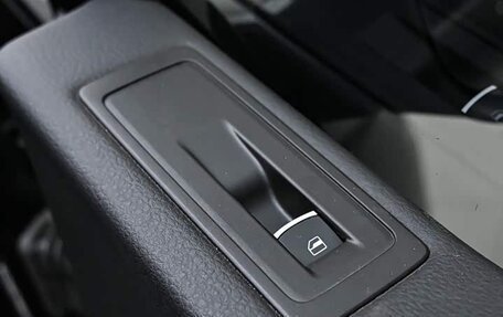 Volkswagen Multivan T6 рестайлинг, 2019 год, 6 905 000 рублей, 19 фотография