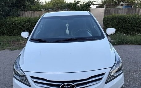 Hyundai Solaris II рестайлинг, 2015 год, 950 000 рублей, 1 фотография