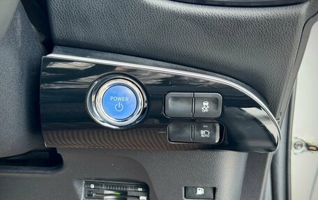 Toyota Prius IV XW50, 2016 год, 1 490 000 рублей, 17 фотография