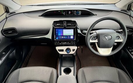 Toyota Prius IV XW50, 2016 год, 1 490 000 рублей, 15 фотография