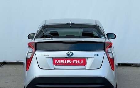 Toyota Prius IV XW50, 2016 год, 1 490 000 рублей, 11 фотография