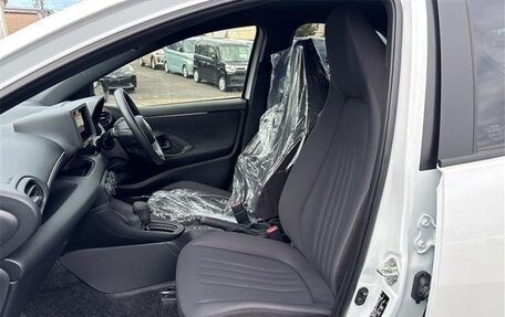 Toyota Yaris, 2023 год, 1 000 666 рублей, 16 фотография