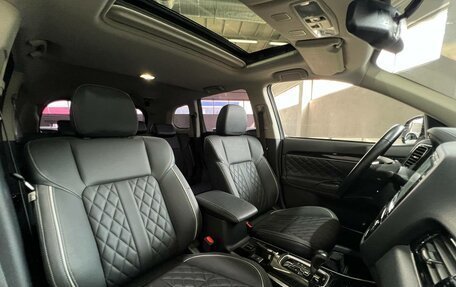 Mitsubishi Outlander III рестайлинг 3, 2022 год, 2 500 000 рублей, 9 фотография