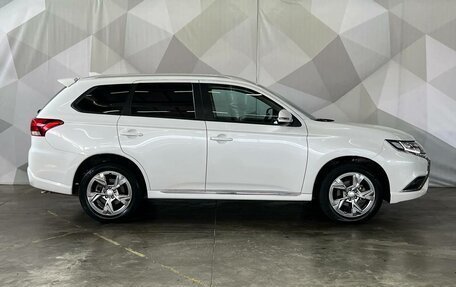 Mitsubishi Outlander III рестайлинг 3, 2022 год, 2 500 000 рублей, 7 фотография
