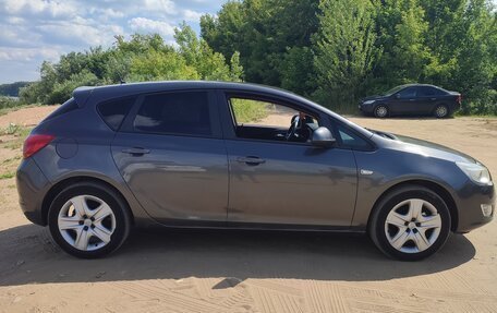 Opel Astra J, 2011 год, 640 000 рублей, 2 фотография