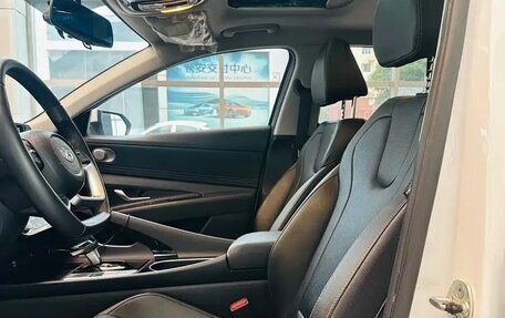 Hyundai Elantra, 2023 год, 1 240 000 рублей, 10 фотография