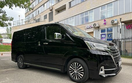 Toyota Granvia, 2023 год, 9 250 000 рублей, 3 фотография