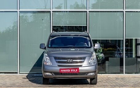 Hyundai H-1 II рестайлинг, 2011 год, 1 395 000 рублей, 2 фотография