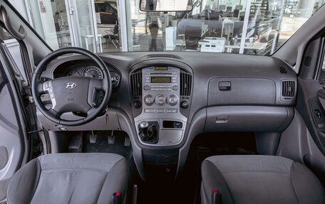 Hyundai H-1 II рестайлинг, 2011 год, 1 395 000 рублей, 15 фотография