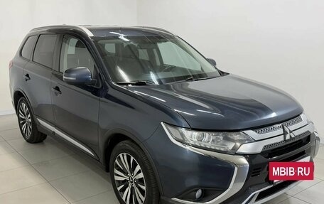 Mitsubishi Outlander III рестайлинг 3, 2020 год, 1 680 000 рублей, 2 фотография