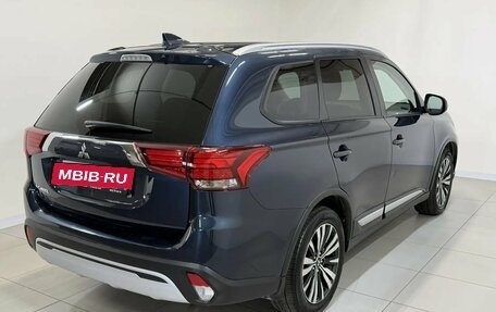 Mitsubishi Outlander III рестайлинг 3, 2020 год, 1 680 000 рублей, 4 фотография