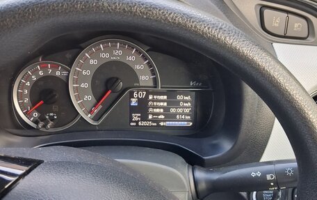 Toyota Vitz, 2015 год, 1 070 000 рублей, 6 фотография