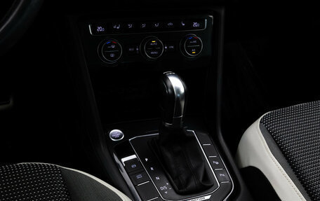 Volkswagen Tiguan II, 2018 год, 2 099 000 рублей, 15 фотография