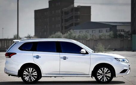 Mitsubishi Outlander III рестайлинг 3, 2021 год, 2 030 000 рублей, 8 фотография