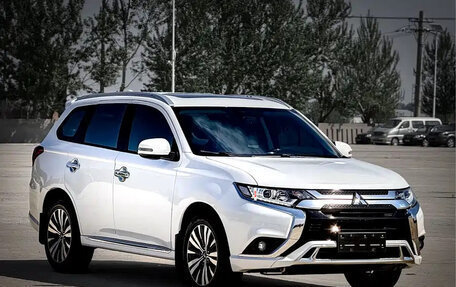 Mitsubishi Outlander III рестайлинг 3, 2021 год, 2 030 000 рублей, 3 фотография