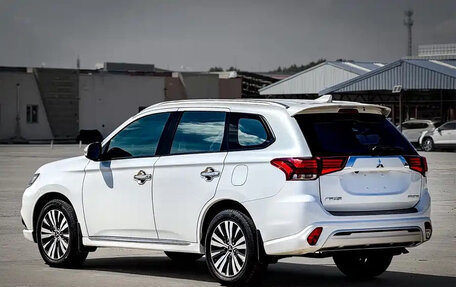 Mitsubishi Outlander III рестайлинг 3, 2021 год, 2 030 000 рублей, 4 фотография
