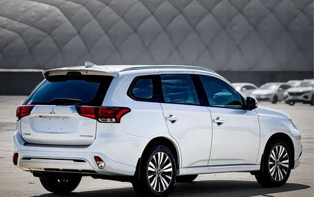 Mitsubishi Outlander III рестайлинг 3, 2021 год, 2 030 000 рублей, 6 фотография