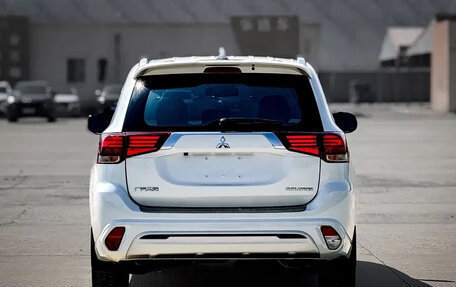 Mitsubishi Outlander III рестайлинг 3, 2021 год, 2 030 000 рублей, 5 фотография