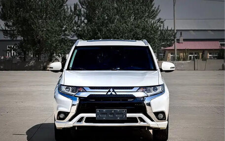 Mitsubishi Outlander III рестайлинг 3, 2021 год, 2 030 000 рублей, 2 фотография