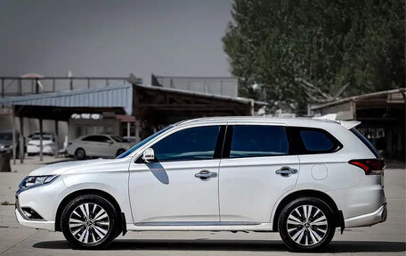 Mitsubishi Outlander III рестайлинг 3, 2021 год, 2 030 000 рублей, 7 фотография