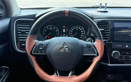 Mitsubishi Outlander III рестайлинг 3, 2021 год, 2 030 000 рублей, 13 фотография