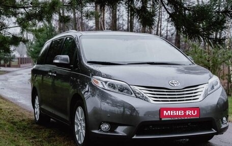 Toyota Sienna III, 2017 год, 2 800 000 рублей, 1 фотография
