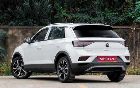 Volkswagen T-Roc I, 2023 год, 2 390 000 рублей, 2 фотография