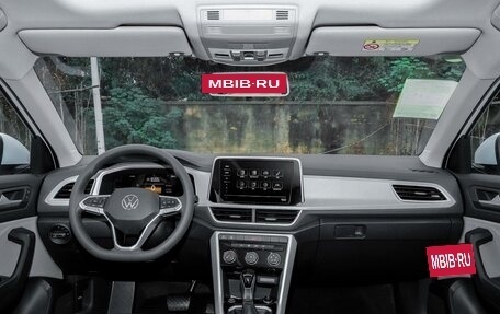 Volkswagen T-Roc I, 2023 год, 2 390 000 рублей, 3 фотография